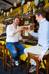 两个男人在酒吧喝啤图片