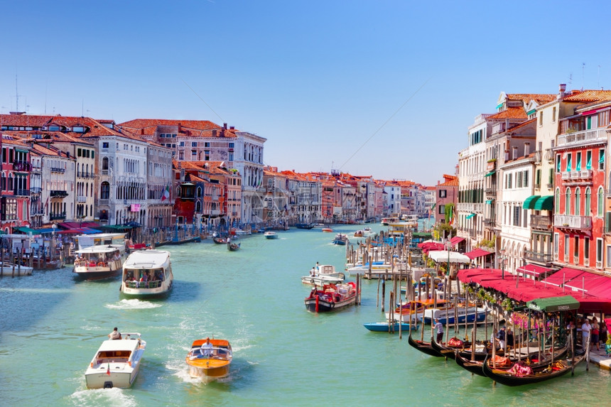 2014年8月5日Gondolas和旅游船在意大利威尼斯运河上的交通意大利威尼斯图片