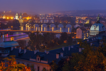 在捷克布拉格的Vltava河上空的中观察和夜间的桥梁图片