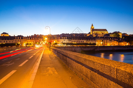 布利斯市风景和法国洛瓦尔河上大教堂在黄昏图片