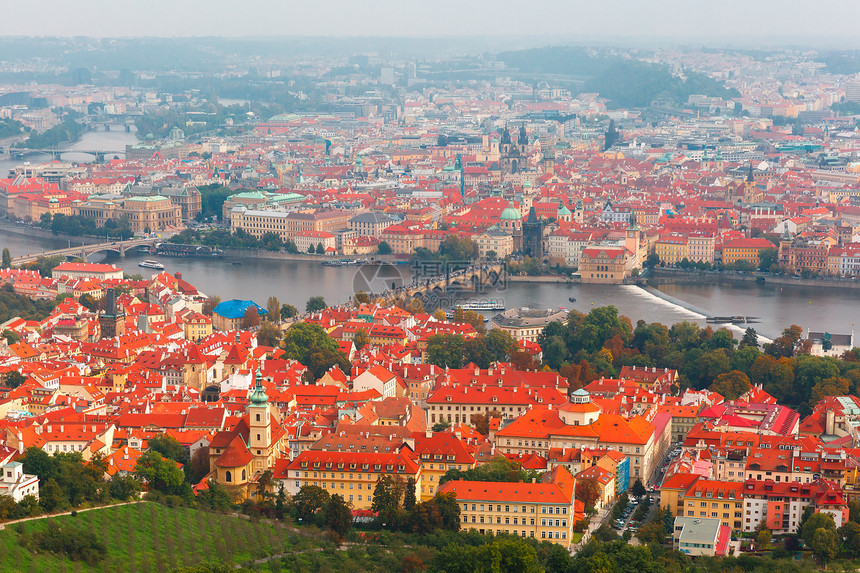 捷克布拉格Vltava河上老城和CharlesBridge的空中观察图片