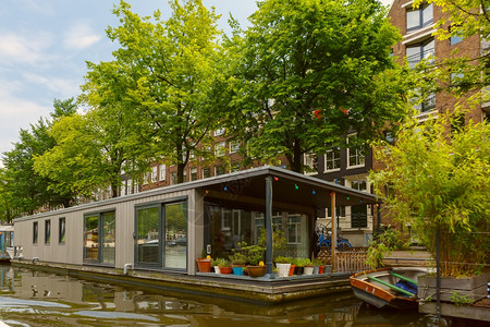 荷兰阿姆斯特丹运河和典型豪斯船市风景图片