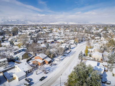 科罗拉多州柯林斯堡住宅区的空中观察图片