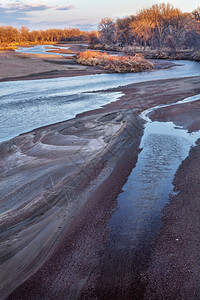 东科罗拉多州南普特河沙条和丘的冬季日落高清图片