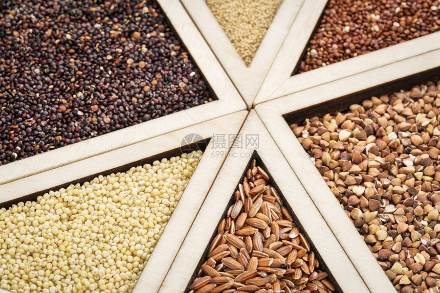 木盘中各种无谷质物红和黑奎诺亚黄麦棕色阿马拉和小米以和为重点图片