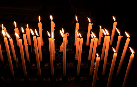连成一排的教堂蜡烛关闭燃烧的蜡烛图片