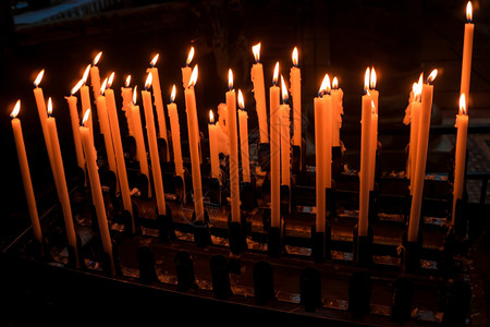 连成一排的教堂蜡烛关闭燃烧的蜡烛图片
