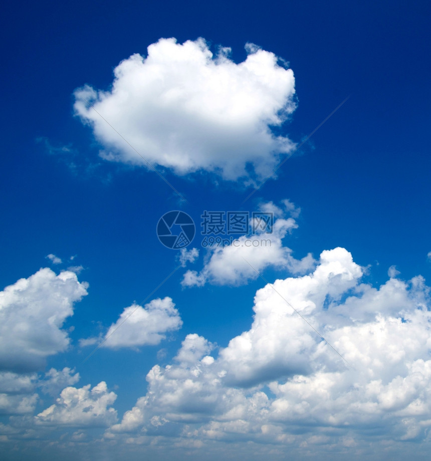 蓝天空背景云雾微小图片