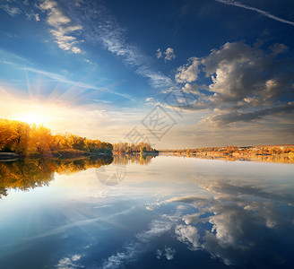 秋天在河上蓝下秋图片