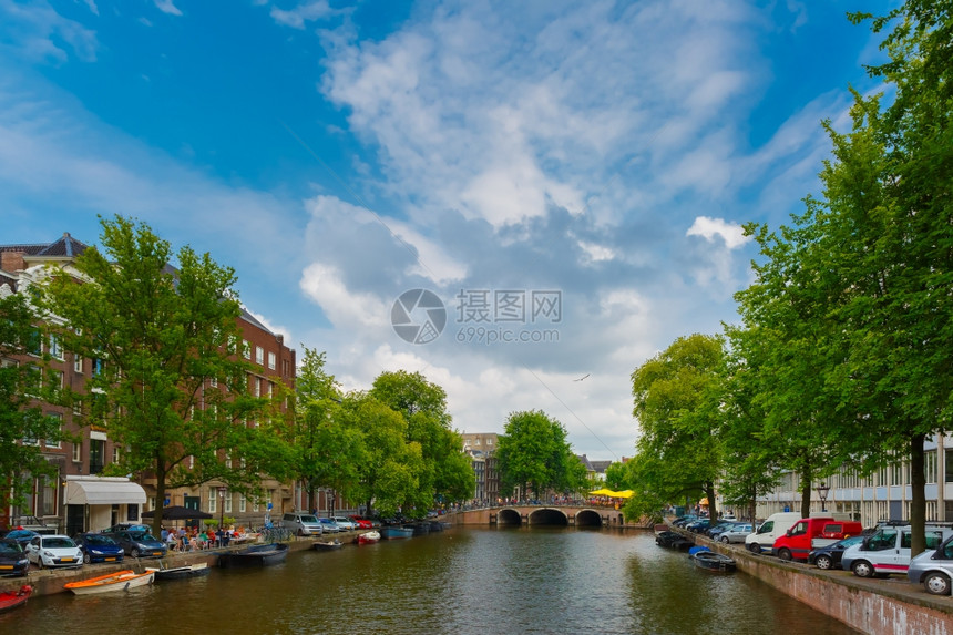 荷兰阿姆斯特丹运河桥梁和船只的城市景象图片