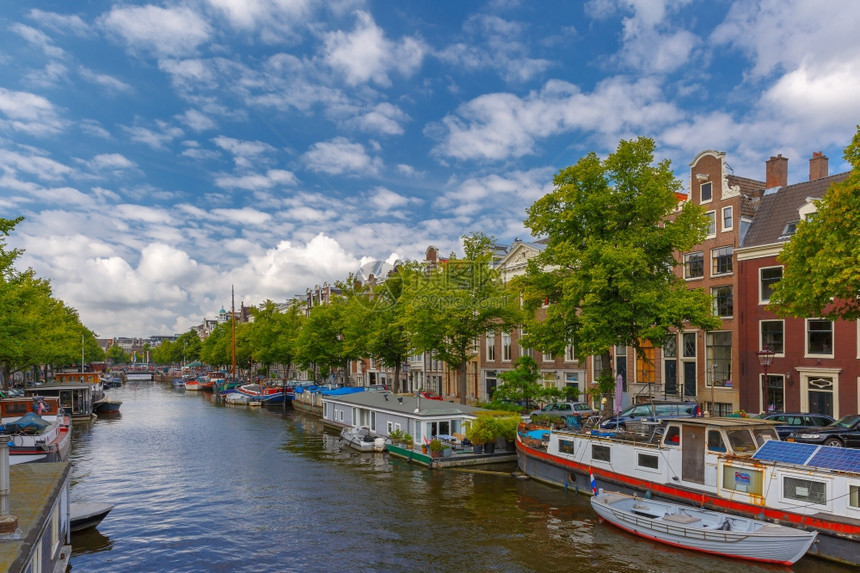 荷兰阿姆斯特丹运河和典型的豪船只城市景象图片