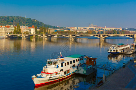 捷克布拉格Vltava河Jiraskuv桥和布拉格城堡上船只的图片视图片