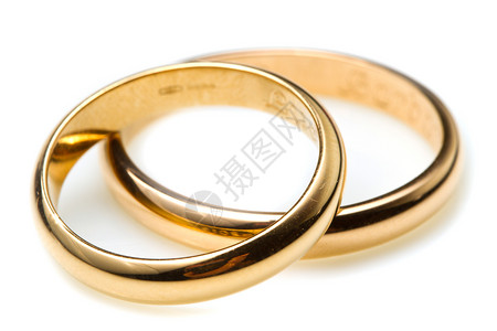 白色背景的两对金婚戒指图片