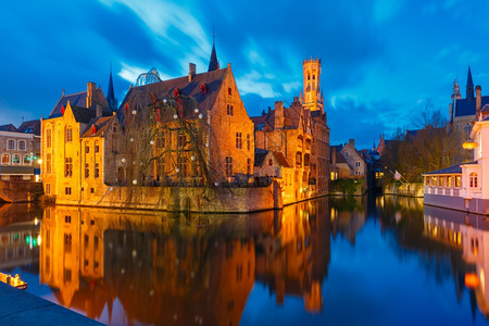 在比利时布鲁日落比利布鲁日落由中世纪童话镇和贝尔福特塔Rozenhoedkaai从QuayRosaryRozenhoedkaai背景图片