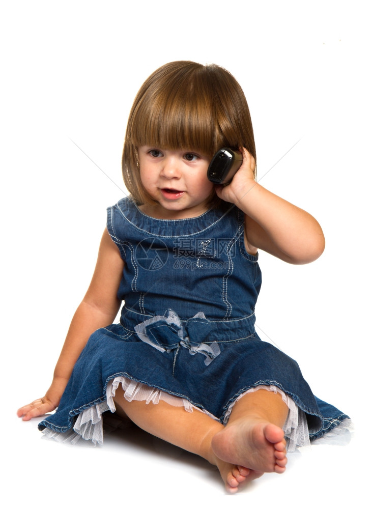 可爱的小宝在用手机说话孤立在白色之上图片