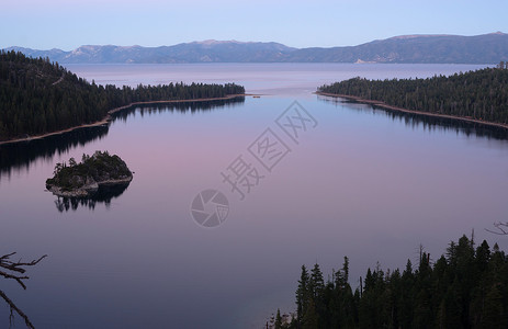 浩坤湖太阳落下紫色的羊毛落在翡翠湾背景