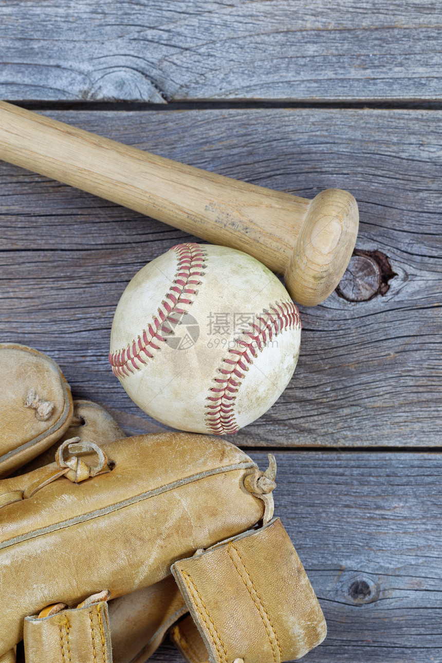 钢木上部分旧式手套蝙蝠和用过的棒球垂直图像图片
