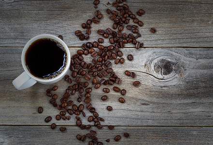 新鲜黑咖啡和高价全豆子的顶层图像图片