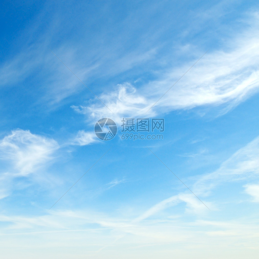 蓝色天空中的白毛云图片