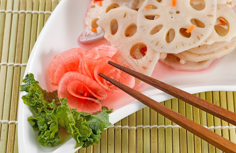 萝卜白菜天然竹子垫上的筷图片