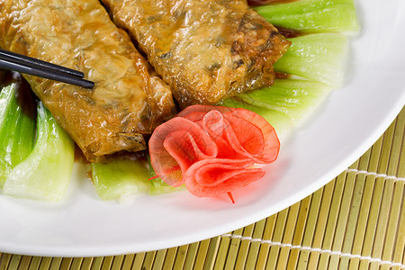 稍微近了豆腐包装肉和蔬菜重点是萝卜装饰品天然竹子垫底图片