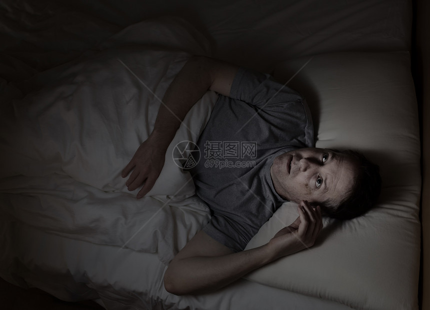 成年男子在失眠后卧床上不休息的最优图像图片
