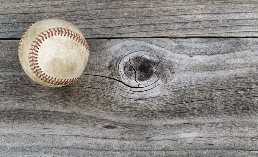 老棒球在生锈木上的横向顶端视图角图片