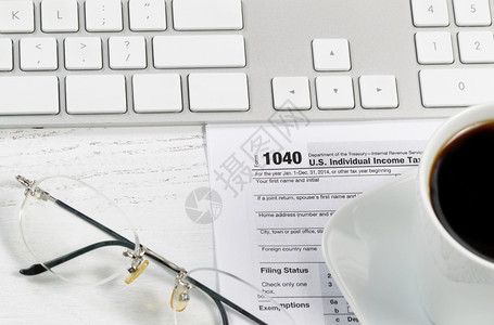 收税表阅读眼镜电脑键盘和白桌上的咖啡集中收税表104图片