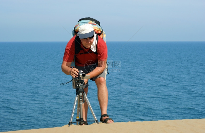 摄像师拍电影海洋和滩图片