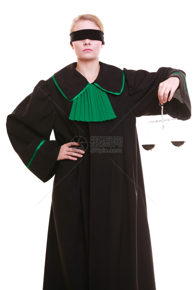 法律庭概念女师身着传统抛光波兰黑色绿袍蒙着眼睛的黑绿色礼服其比例相当Femida正义的象征标志白种背景孤立图片