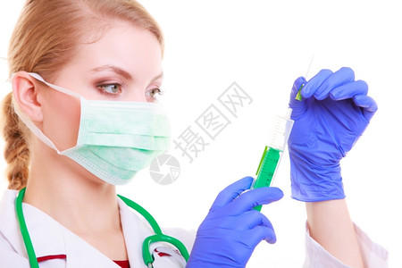 身戴面罩和白大衣的妇女被注射器隔离的医生或护士疗保险的务人员图片