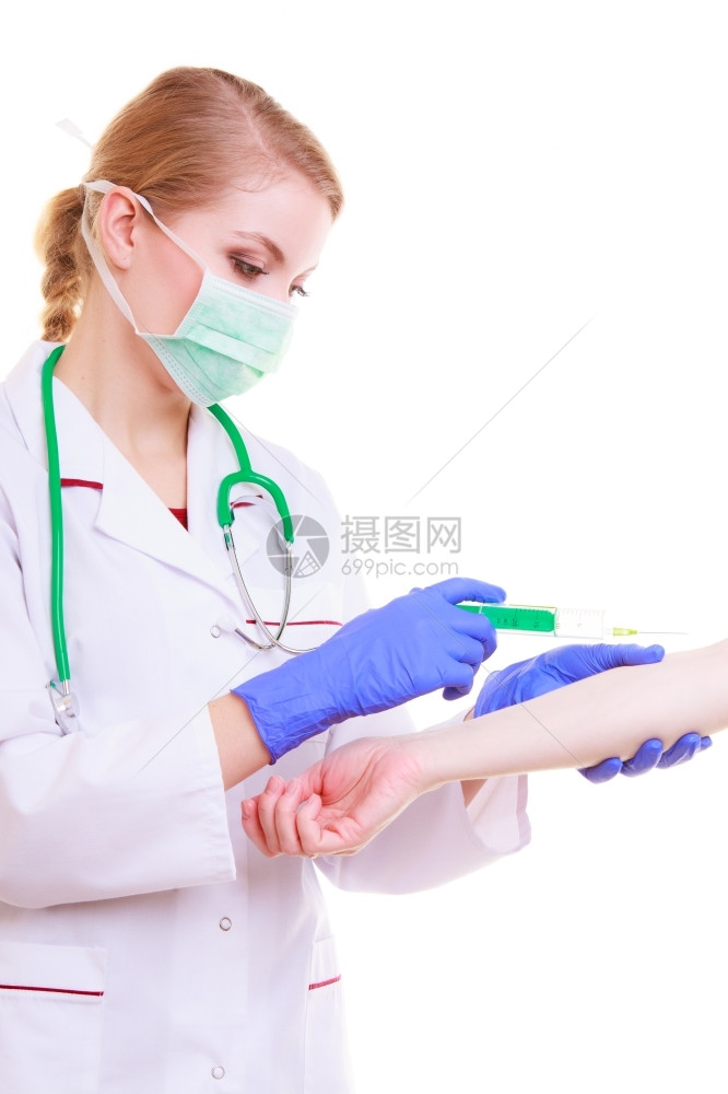 医生或护士向隔离病人注射针筒的女医生或护士手图片