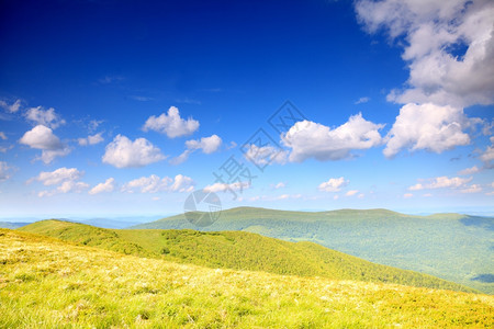 自然和环境油田山丘夏季区景观旅行和游背景图片