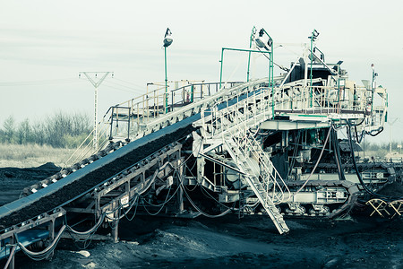 露天煤矿棕色传送器高清图片