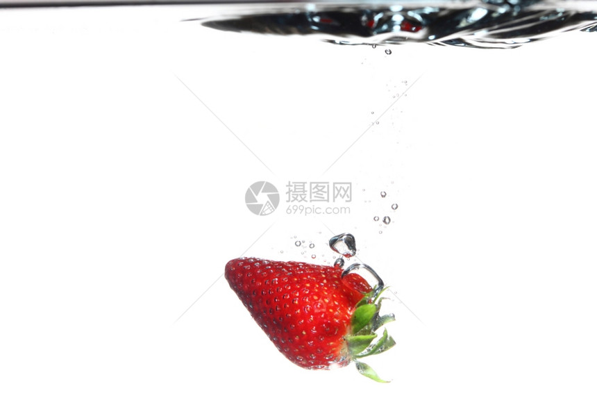白底的草莓在水中喷洒健康的食物和活生图片