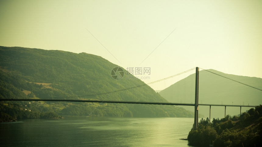 在挪威卑尔根的海面和长悬崖桥上天亮图片