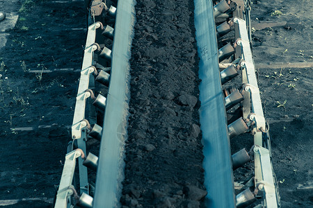 露天煤矿棕色带状传送器作为工业细节高清图片
