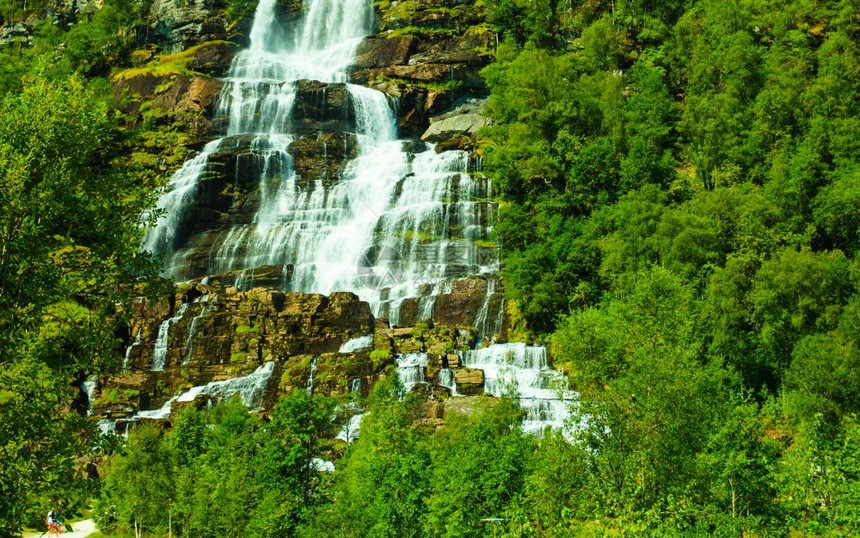 挪威欧洲沃斯附近的夏季山Tvindefossen瀑布图片