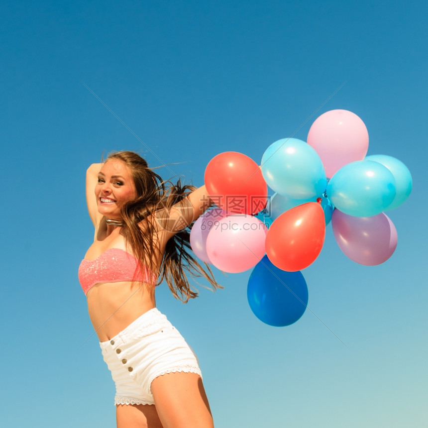 暑假庆祝和快乐的概念有吸引力的运动女少跳跃图片