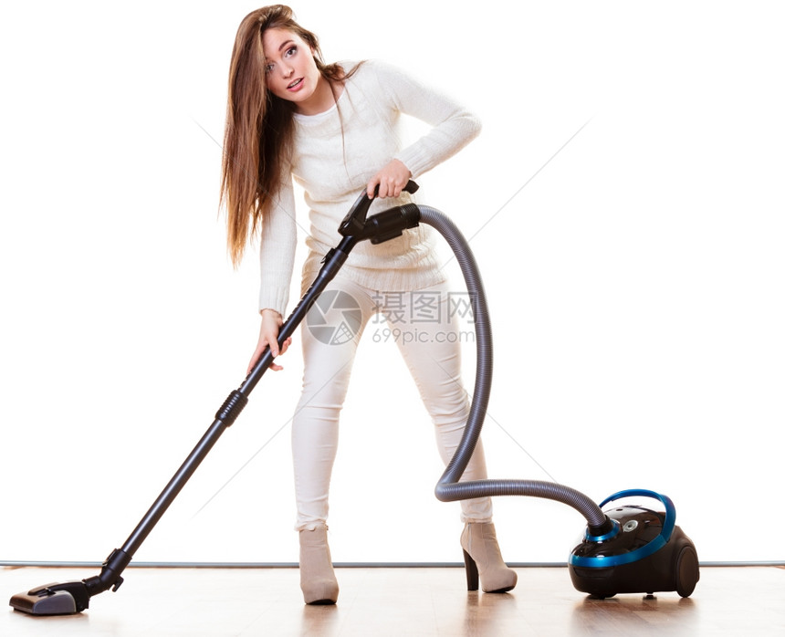 女人在屋子里吸尘和器清洁工在一起的有趣女孩图片