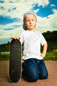 活跃的童年玩滑板小男人玩滑板的孩在外面图片