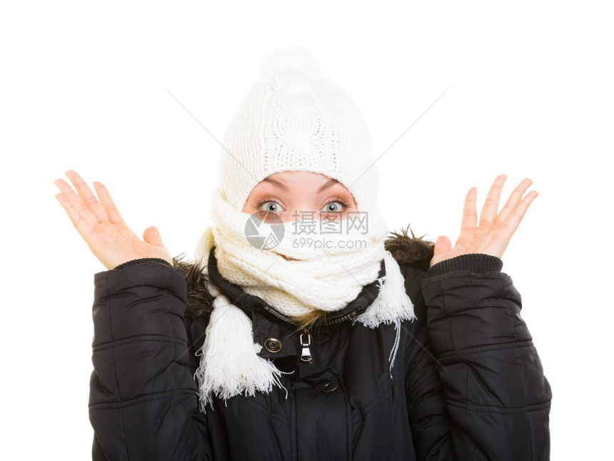 冬假穿着温暖衣服的惊喜女孩吓的人用围巾帽蒙住她的脸图片