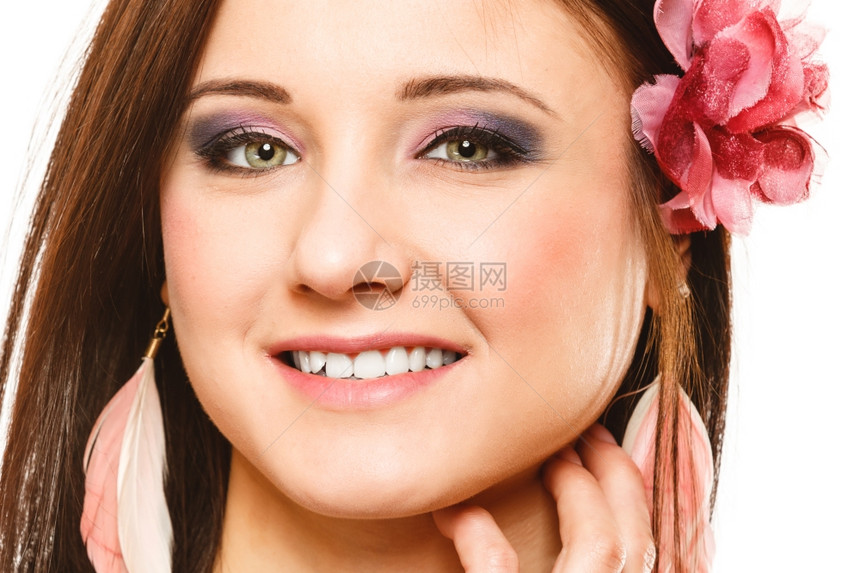美容和时装概念将夏花般朵中美丽的女孩肖像放在头发中与世隔绝图片