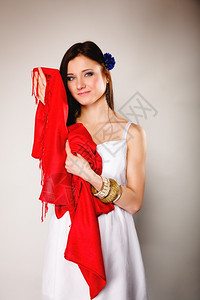 穿白裙子的时装美女灰色背景的红披肩时装照片图片
