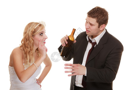 女人展望未来酗酒问题概念图片