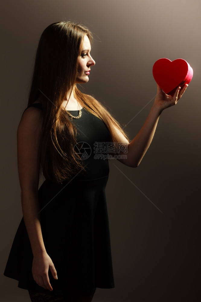 幸福情人节和爱概念美丽的优雅穿黑裙子色衣服灰红心形礼物盒的图片