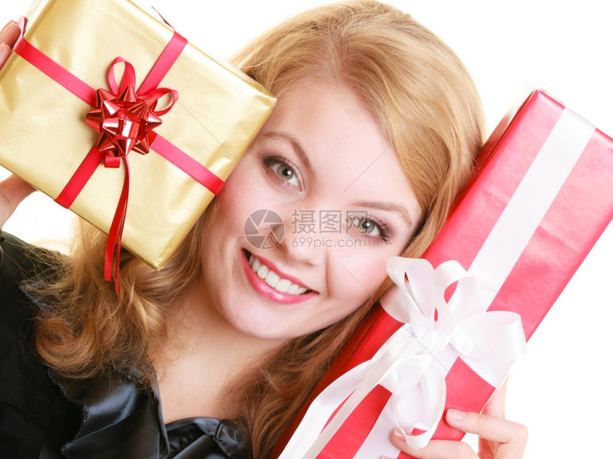 庆祝节日爱与幸福概念的人微笑着的金发女孩和孤立的礼品盒图片