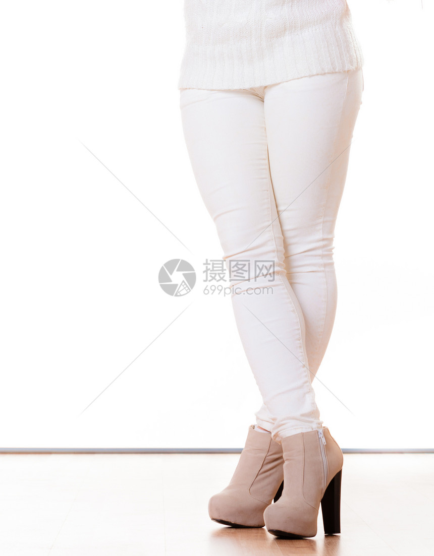 冬天时女穿着白色短裤脚穿着时流行的鞋靴图片