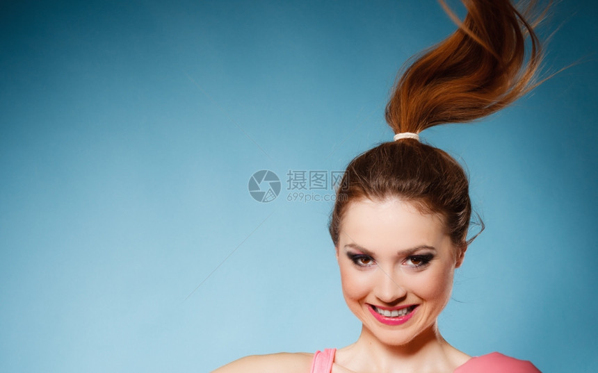 年轻快乐的女人快乐的年轻女人表情有趣少女蓝色头发运动表情图片