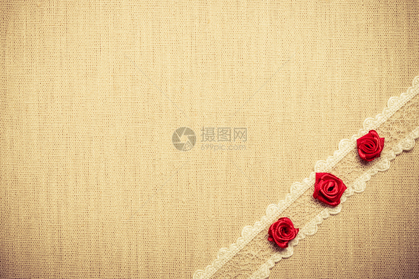 情人节婚礼请柬或贺卡红装饰的丝绸玫瑰花衣物上带丝边框图片